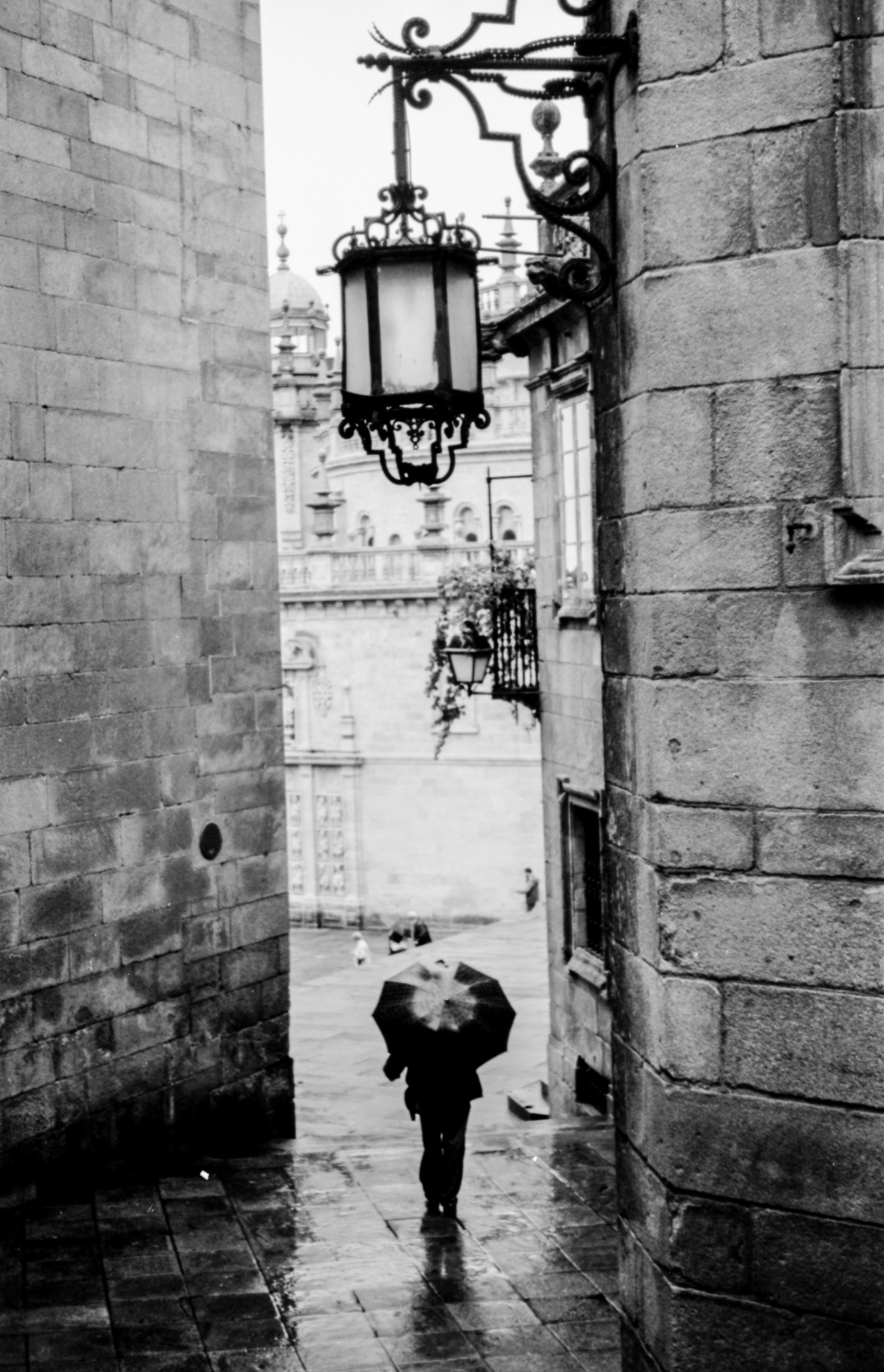 Regentag in einer historischen Gasse – analoge Schwarzweißfotografie